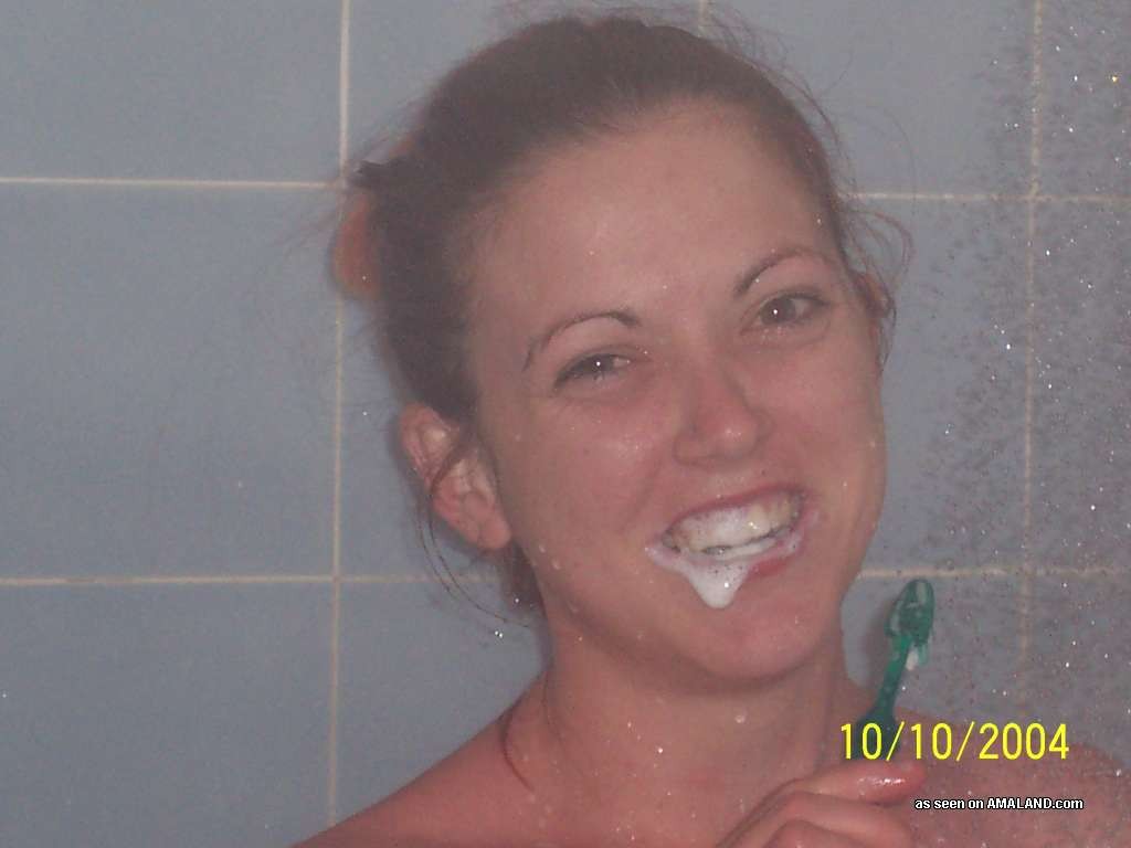 Une copine amateur sous la douche pisse et baise une bite
 #78693624