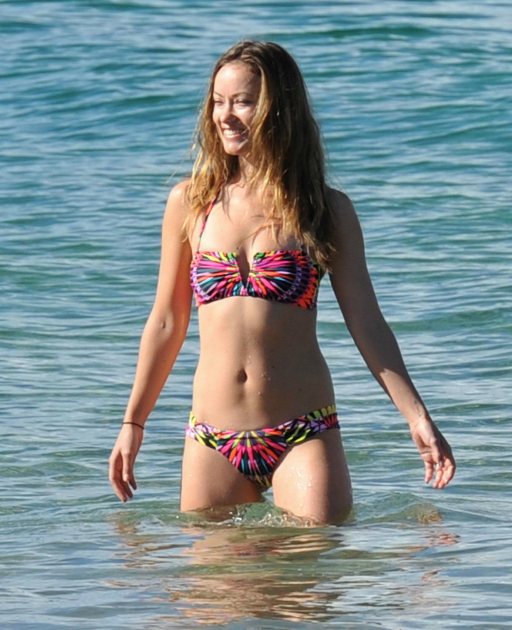 Olivia Wilde mostrando su cuerpo en bikini en una playa de maui
 #75177908