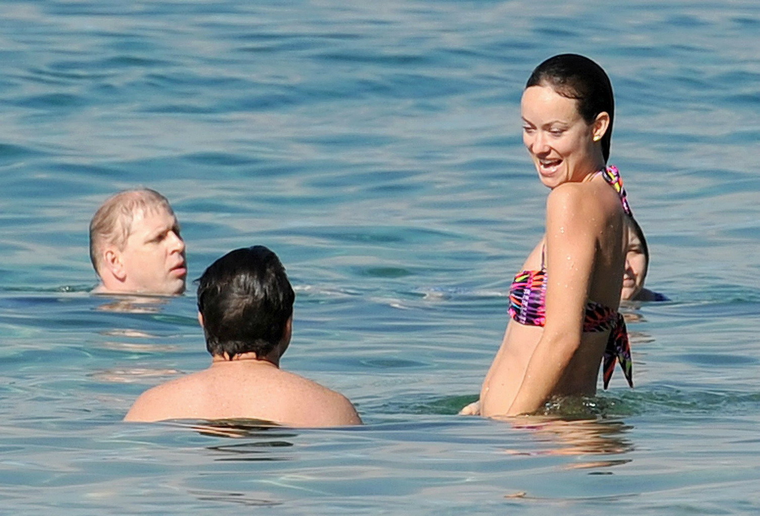 Olivia Wilde mostrando su cuerpo en bikini en una playa de maui
 #75177937
