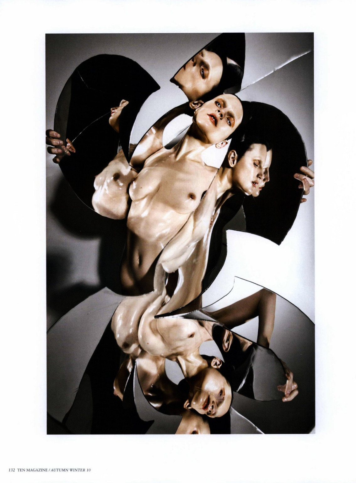 Guinevere van seenus exhibant ses seins et sa chatte dans le numéro d'automne 2010 du magazine 10
 #75331743