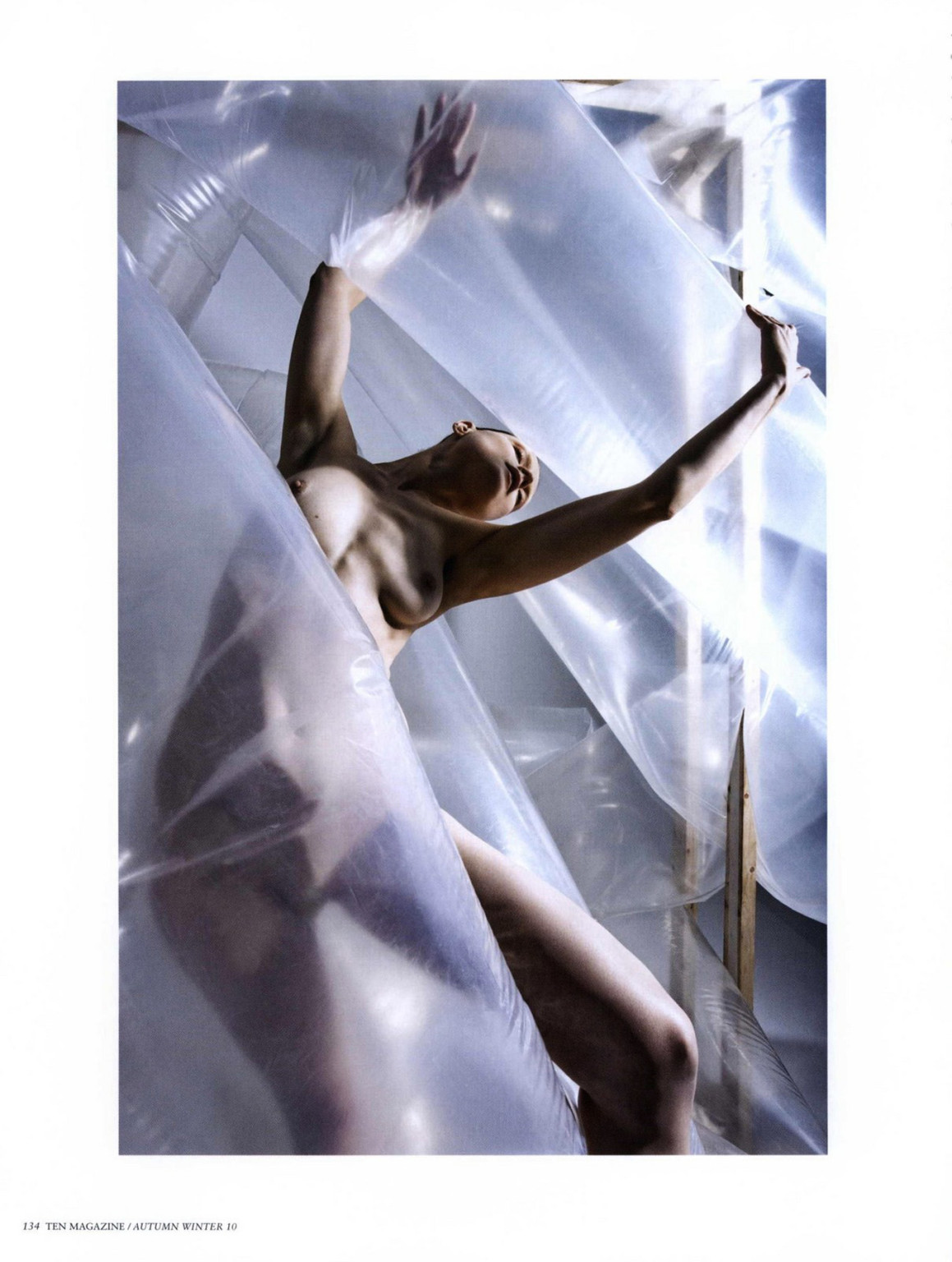 Guinevere van seenus mostrando sus tetas coño en la revista 10 edición otoño 2010
 #75331756