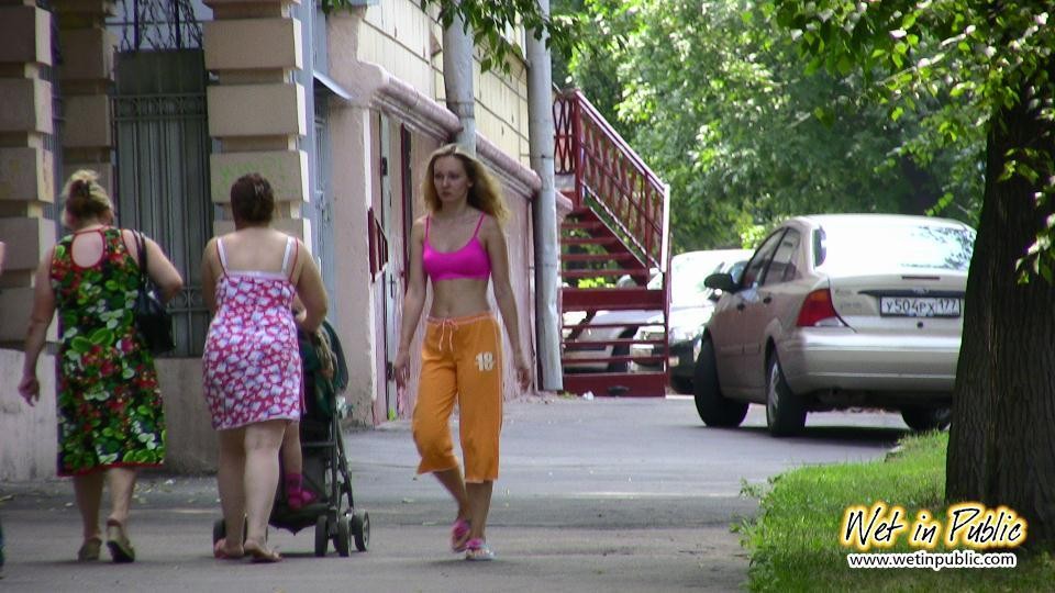 Blondine in sportlicher Hose und Top macht sich auf der Straße schockierend nass
 #73238602