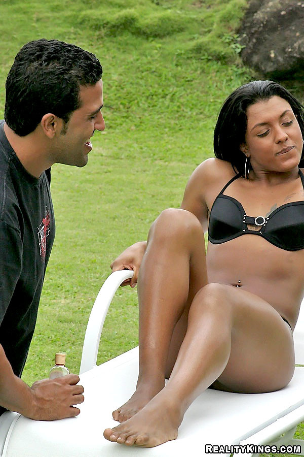 ブラジリアンビキニの女の子がオマンコに挿入されています。
 #71161100