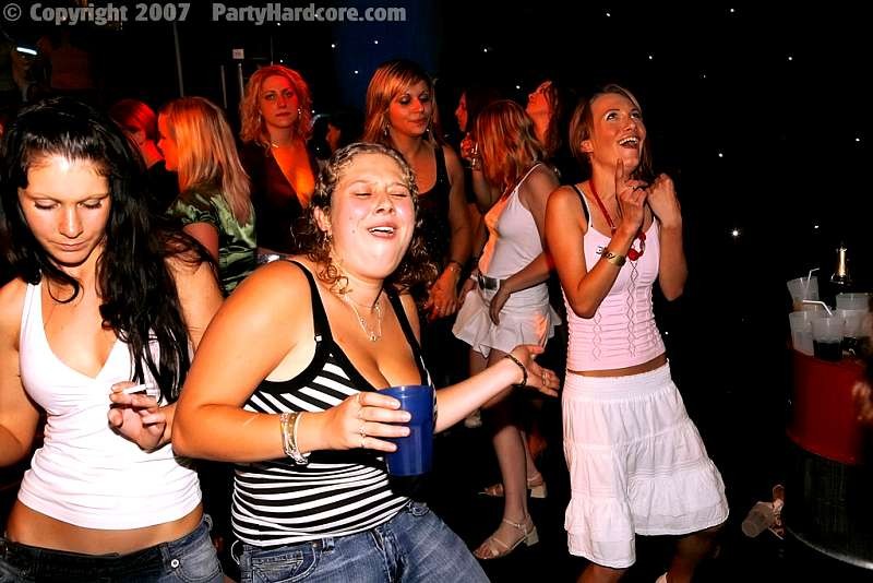 Vanille-Teenager wird von einem schwarzen Schwanz geschüttelt
 #77843092