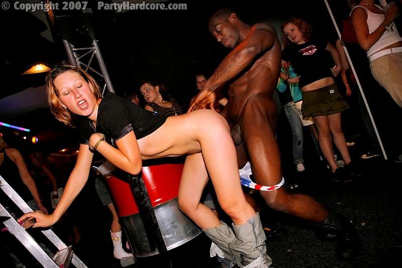 Vanille-Teenager wird von einem schwarzen Schwanz geschüttelt
 #77843125