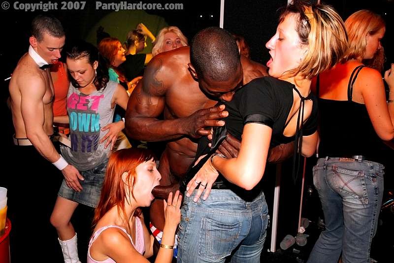 Vanille-Teenager wird von einem schwarzen Schwanz geschüttelt
 #77843141