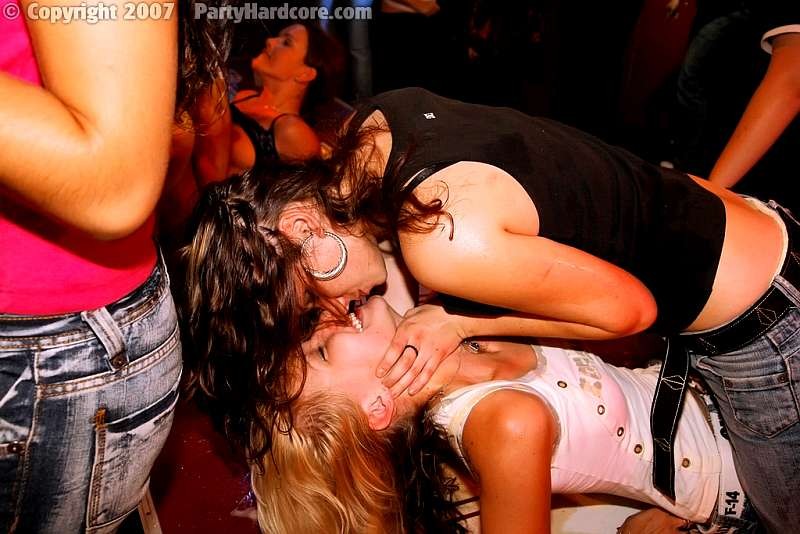 Vanille-Teenager wird von einem schwarzen Schwanz geschüttelt
 #77843148