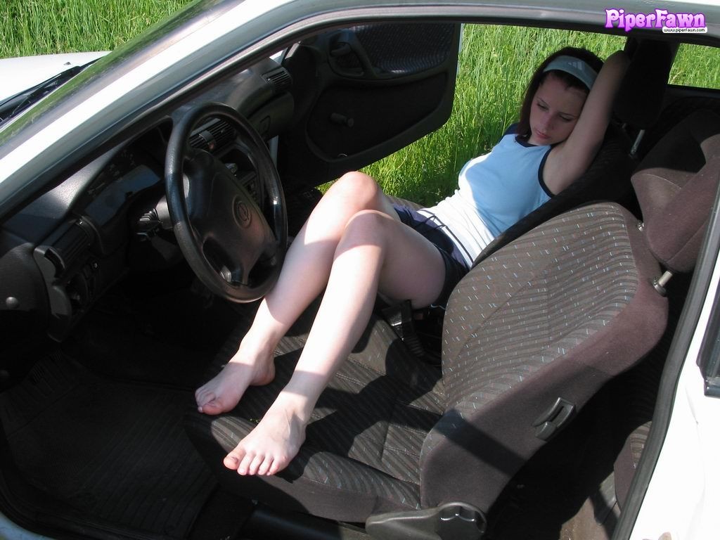 Jeune rousse aux gros seins montrant ses pieds dans une voiture
 #78611531