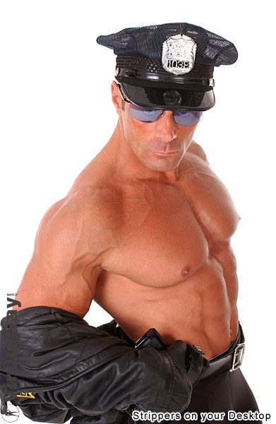 警察官の制服を着てポーズをとる筋肉質の男
 #76990058
