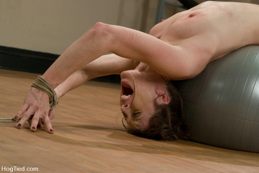 Nena tetona atada con una cuerda
 #72188957