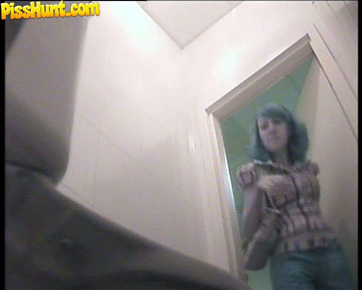 Una mujer tiene la mala suerte de orinar en un baño con cámara espía 
 #78694443