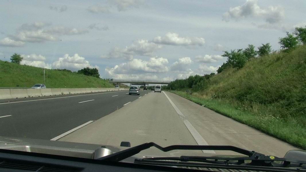 Maduras jugueteando en la carretera mientras se corren
 #73223020