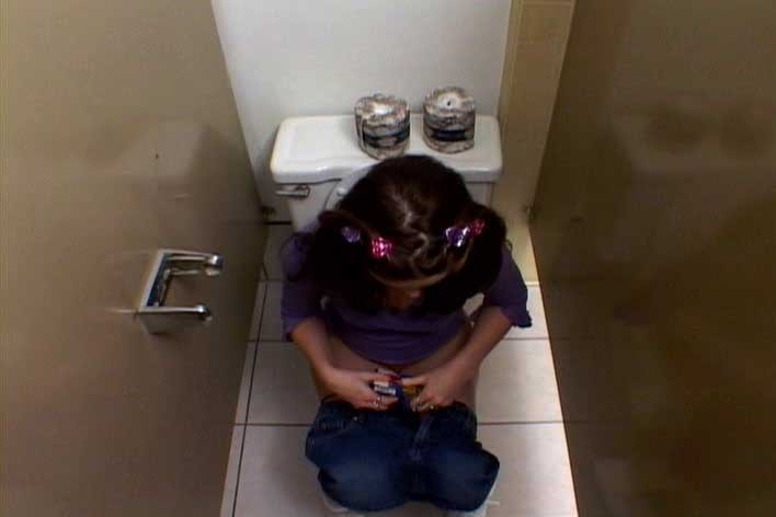 Une étudiante surprise en train de fumer dans les toilettes et baisée.
 #78810577