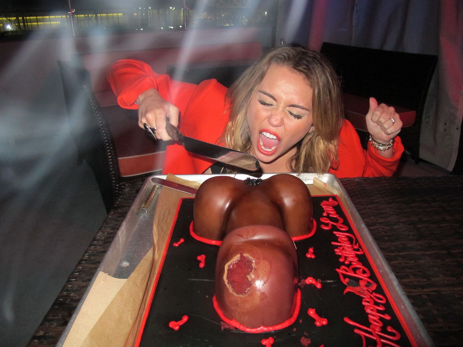 Miley cyrus léchant un énorme gâteau en forme de bite lors d'une fête d'anniversaire à lausanne
 #75275179