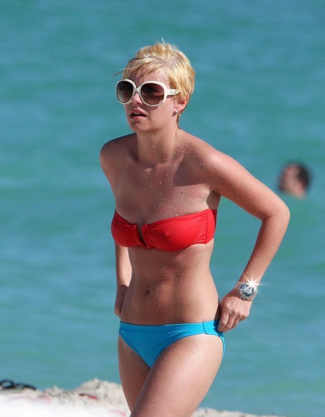 Petite celeb elisha cuthbert topless e in bikini skimpy
 #73194466