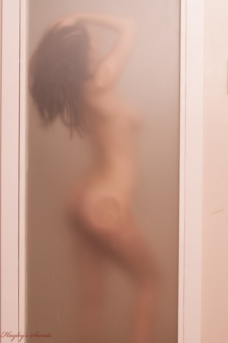 シャワーを浴びるブルネット美女
 #72501837