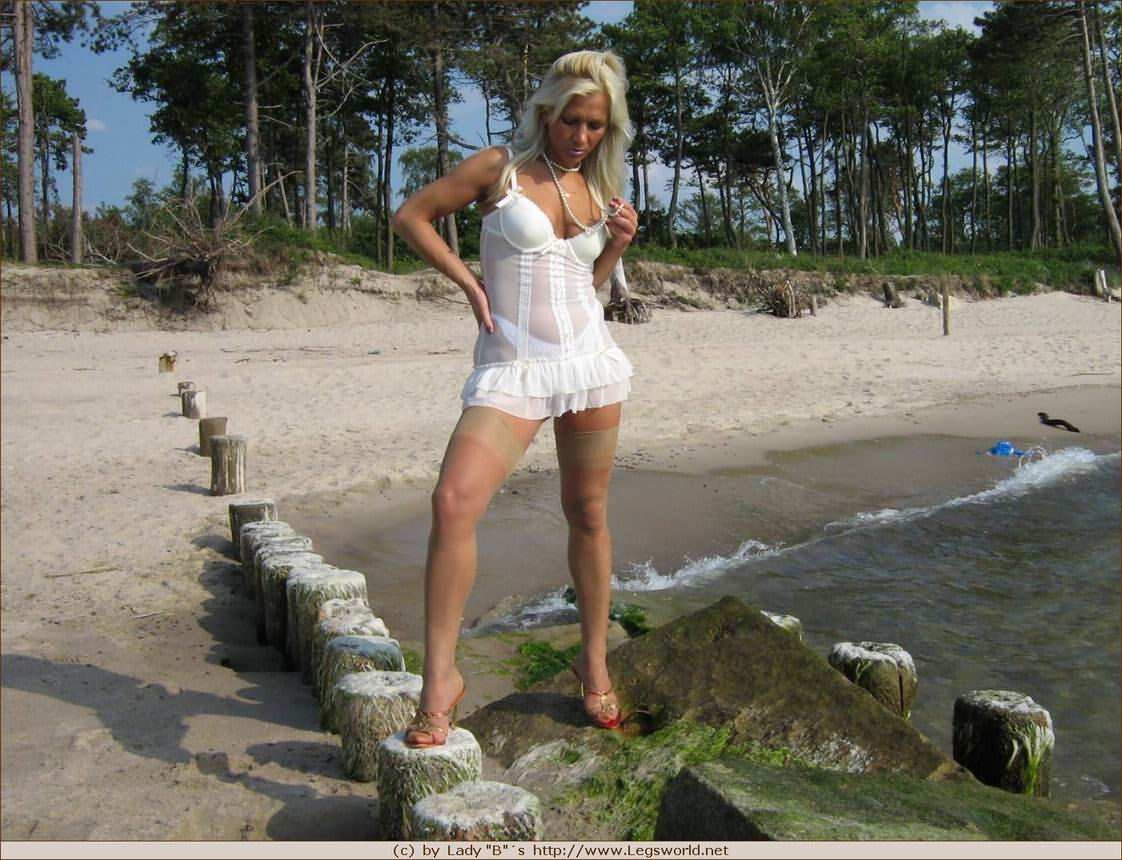 ビーチでポーズをとるナイロンの脚の長いドイツのアマチュア女性
 #78027715
