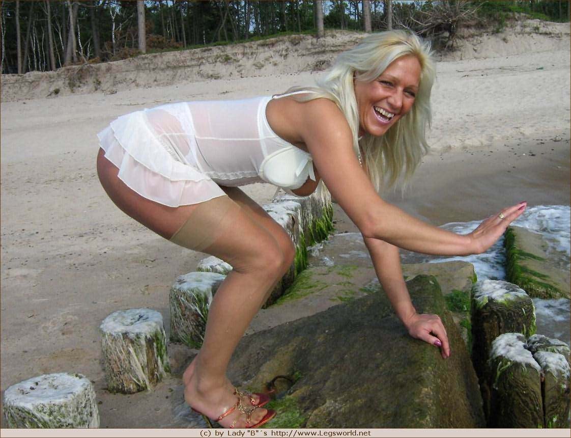 Signora tedesca amatoriale con gambe lunghe in calze di nylon in posa sulla spiaggia
 #78027727