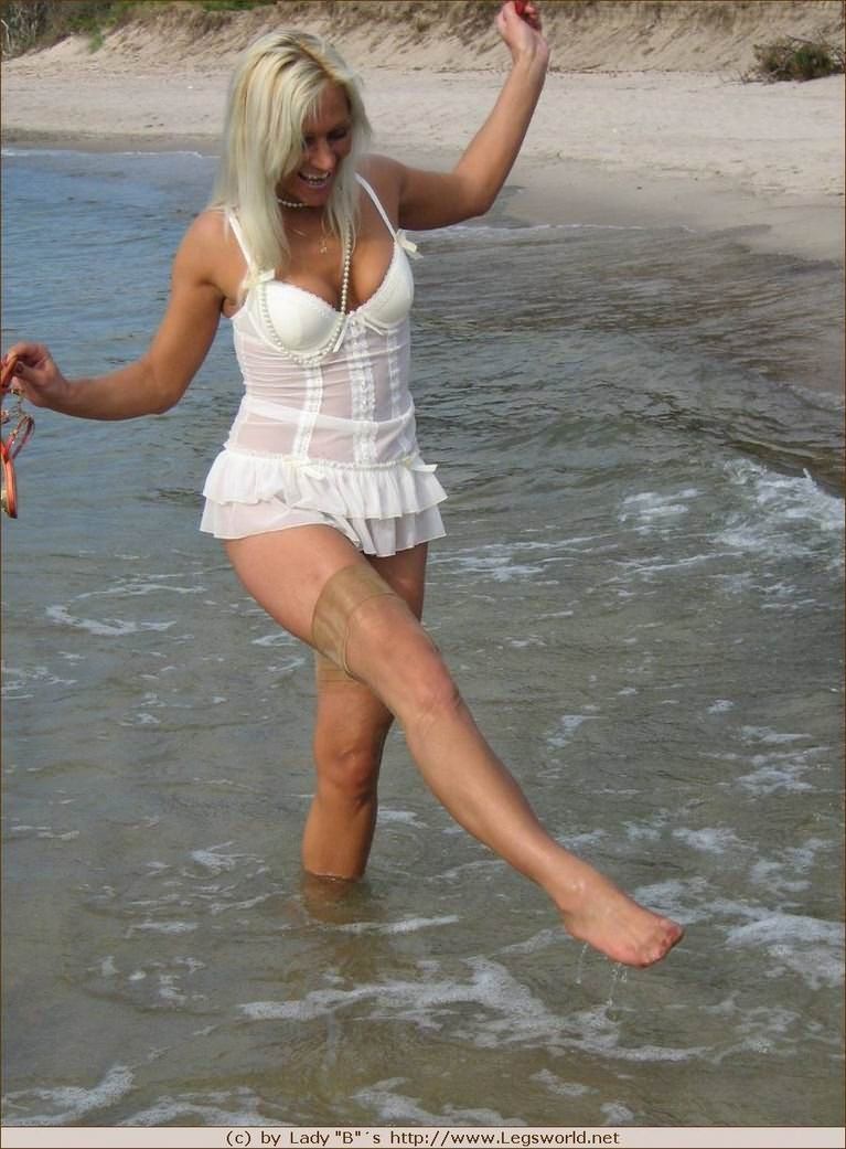 Signora tedesca amatoriale con gambe lunghe in calze di nylon in posa sulla spiaggia
 #78027783