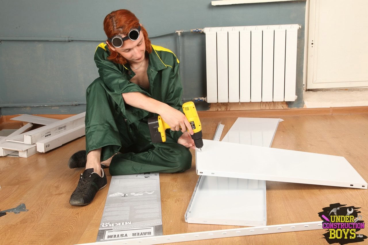 Un jeune rouquin se fait enculer par un garçon de chantier.
 #76926262