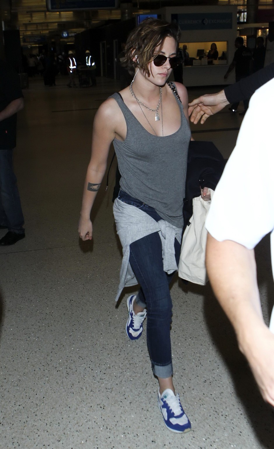 Kristen Stewart en buste portant un débardeur gris à l'aéroport de Lax.
 #75172002