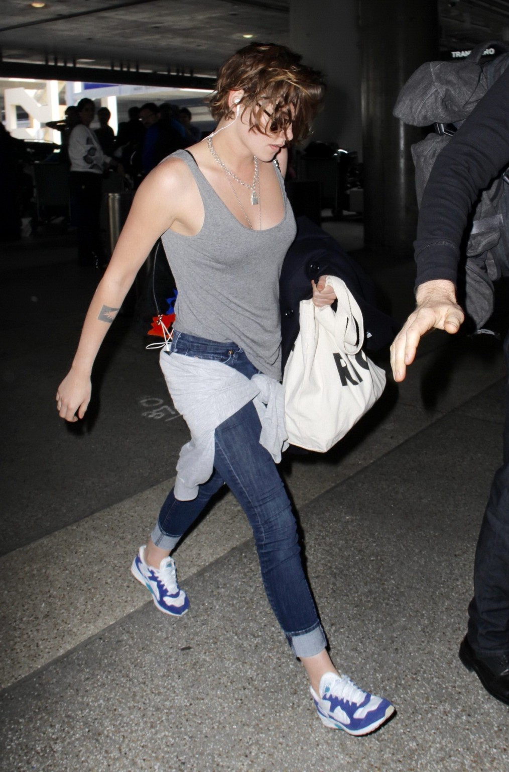 Kristen Stewart en buste portant un débardeur gris à l'aéroport de Lax.
 #75172035