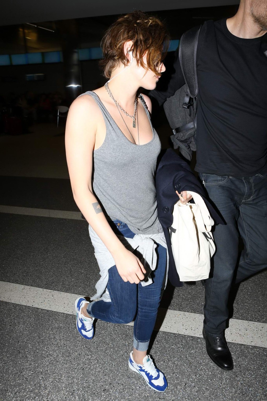 Kristen Stewart en buste portant un débardeur gris à l'aéroport de Lax.
 #75172067