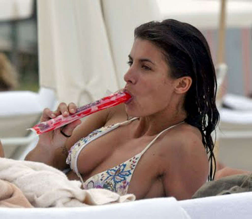 Elisabetta canalis s'amusant sur la plage et montrant un corps parfait et un cul sexy en blouse.
 #75370012