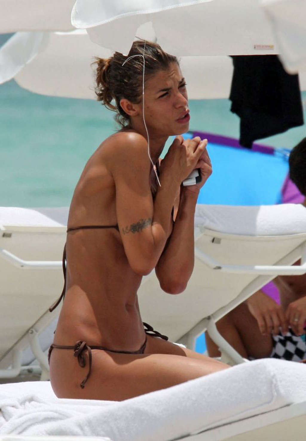 Elisabetta canalis s'amusant sur la plage et montrant un corps parfait et un cul sexy en blouse.
 #75370027