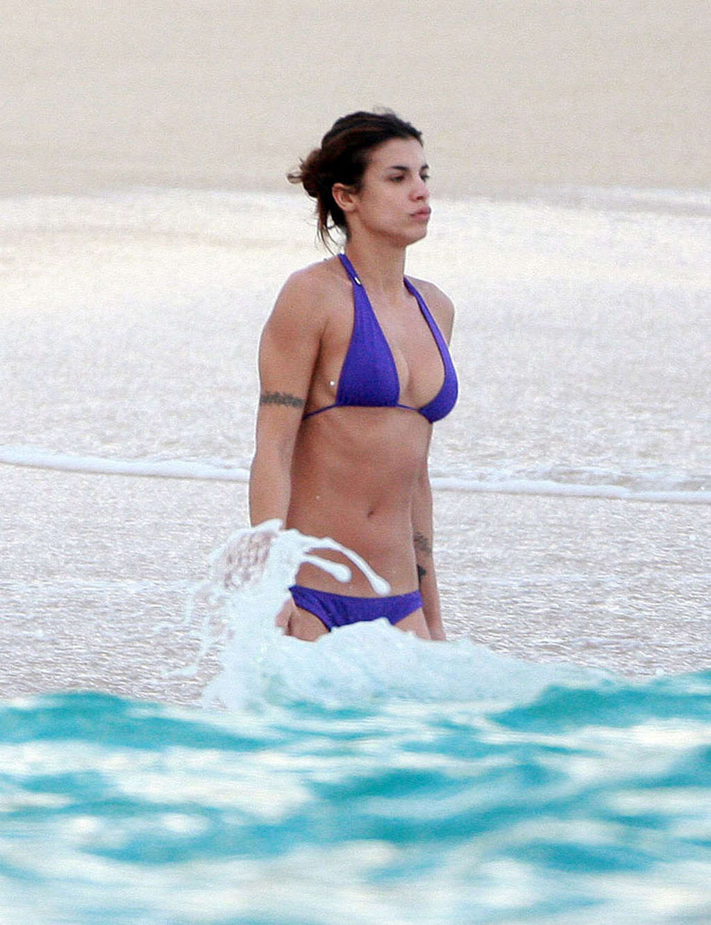 Elisabetta canalis s'amusant sur la plage et montrant un corps parfait et un cul sexy en blouse.
 #75370067