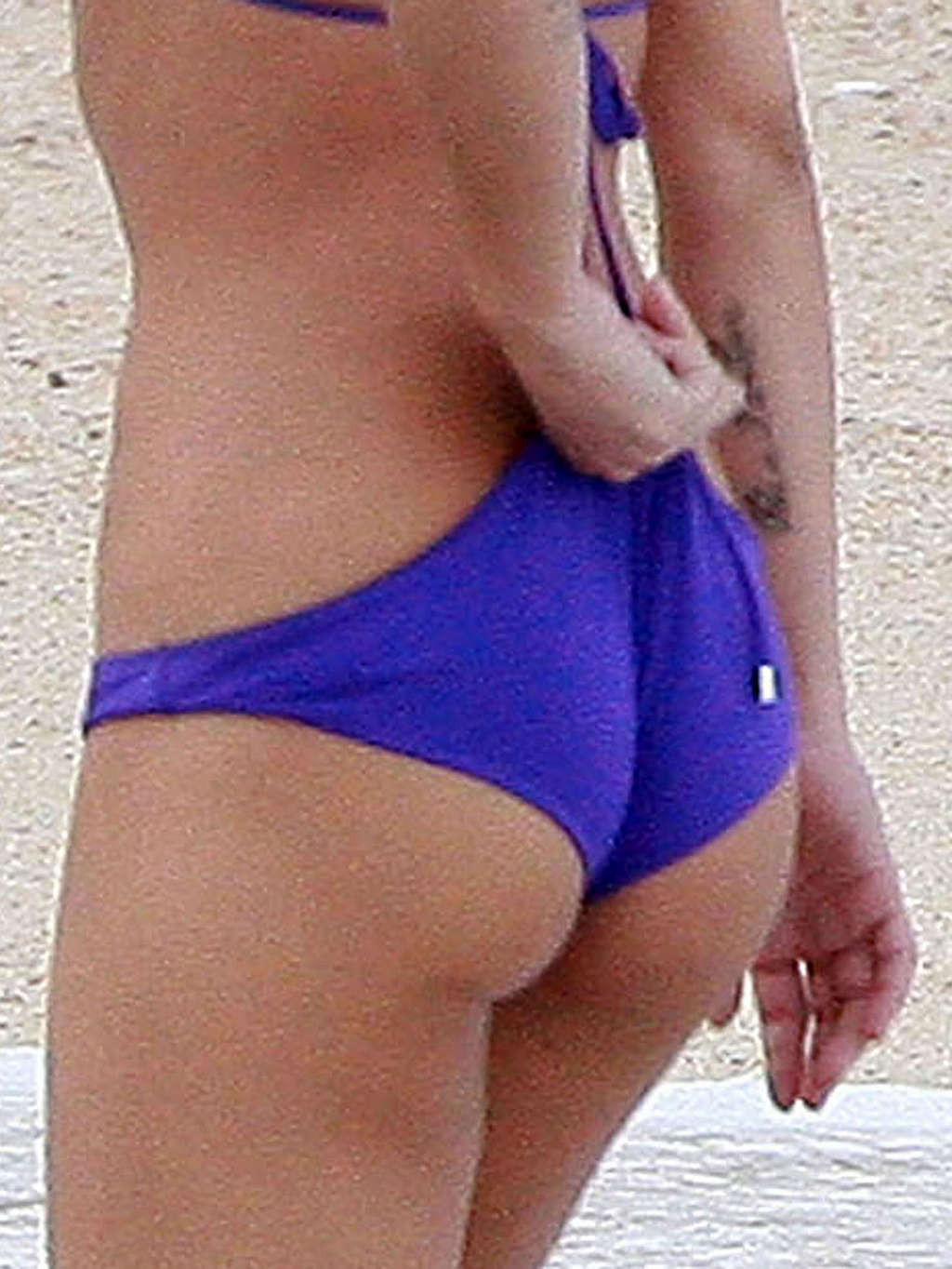 Elisabetta Canalis enjoying on beach and showing perfect body and sexy ass in bl #75370077