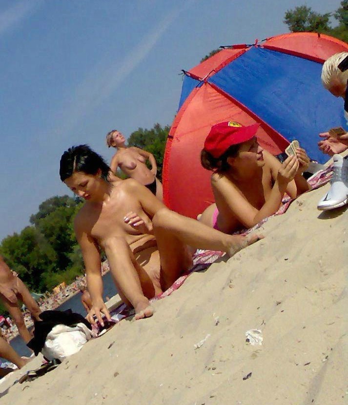 Hottie ama esporre il suo corpo sulla spiaggia nuda
 #72254091