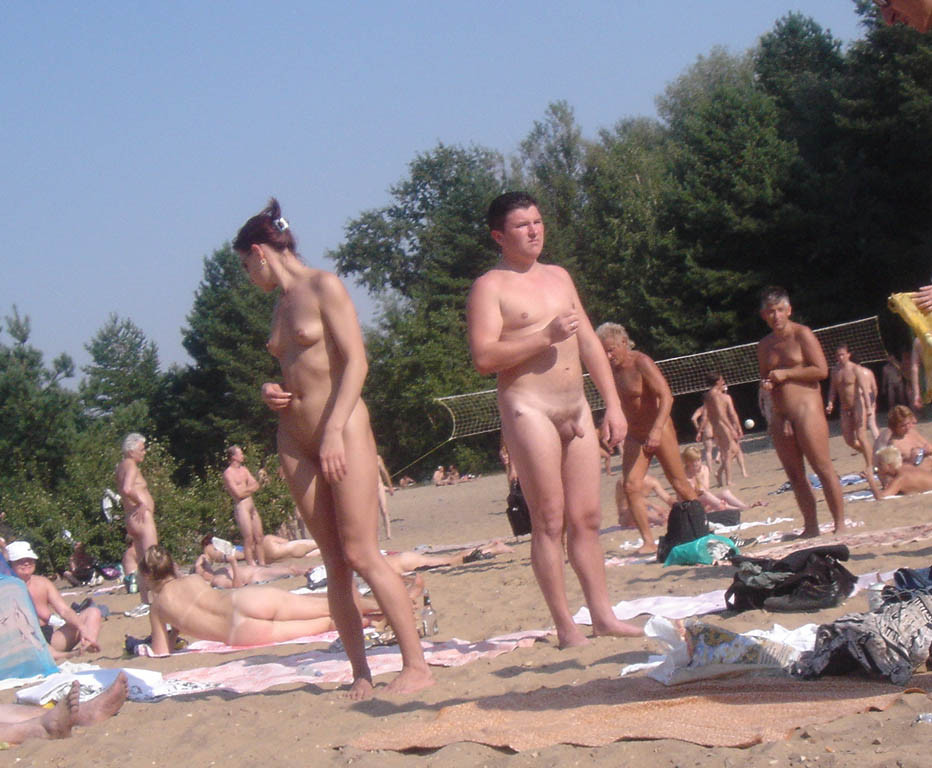 Hottie ama esporre il suo corpo sulla spiaggia nuda
 #72254121