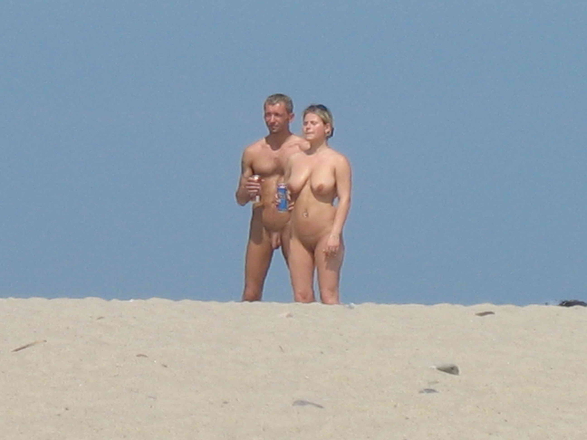 Hottie ama esporre il suo corpo sulla spiaggia nuda
 #72254160