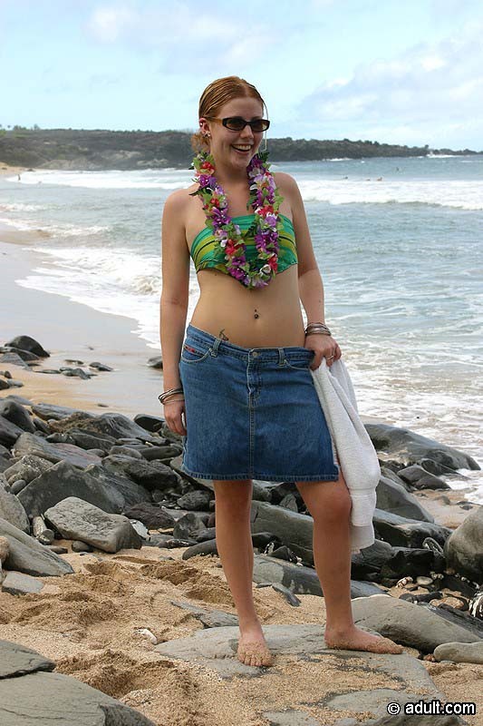 Une jeune femme sexy en bikini étale sa savoureuse fente sur une plage hawaïenne.
 #72318224