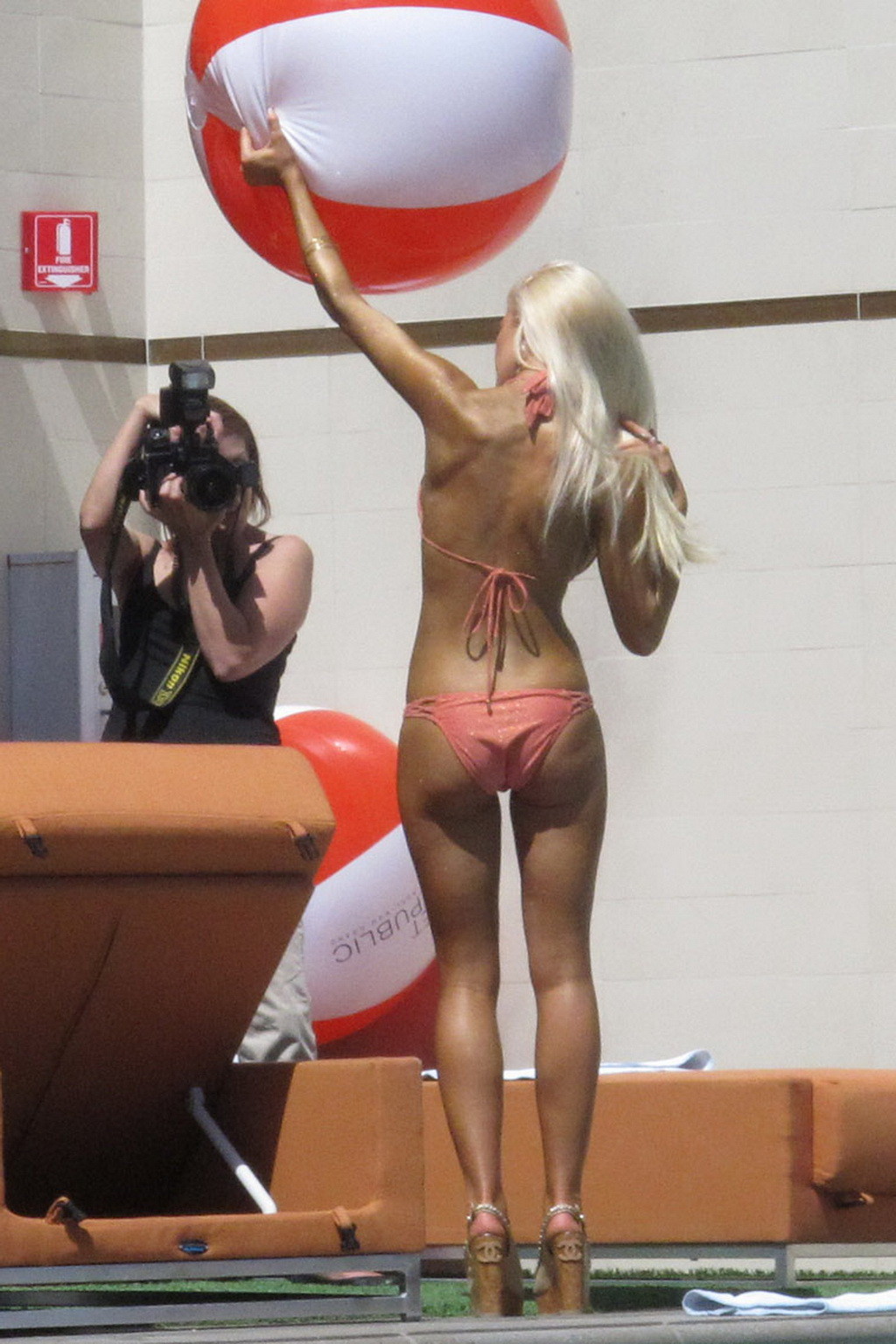 Heidi montag en bikini lors d'une fête au bord de la piscine à las vegas.
 #75298779