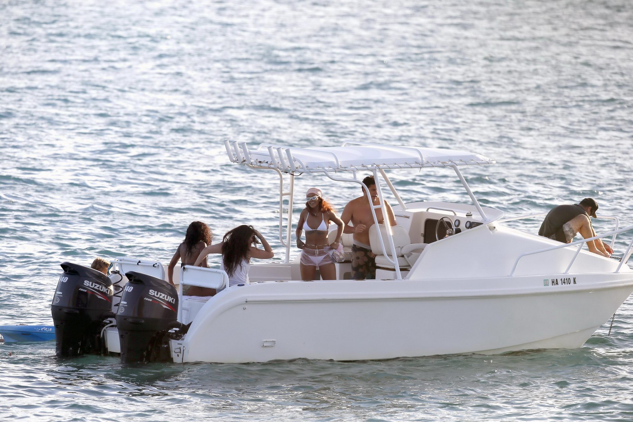 Rihanna montre ses seins et ses fesses en bikini blanc à la plage à Hawaii.
 #75165842