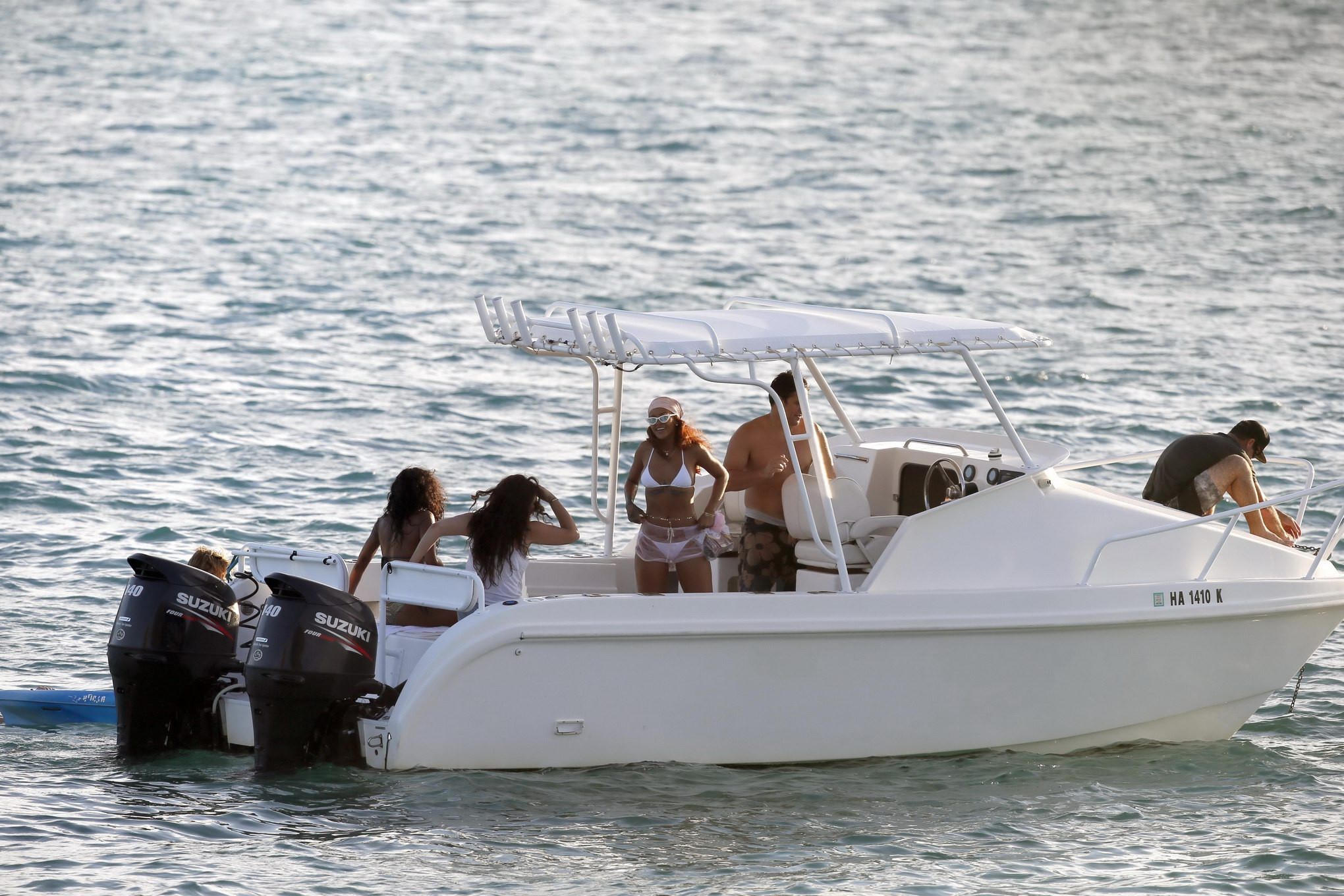 Rihanna mostra le tette laterali e il culo in un succinto bikini bianco in spiaggia alle Hawaii
 #75165852