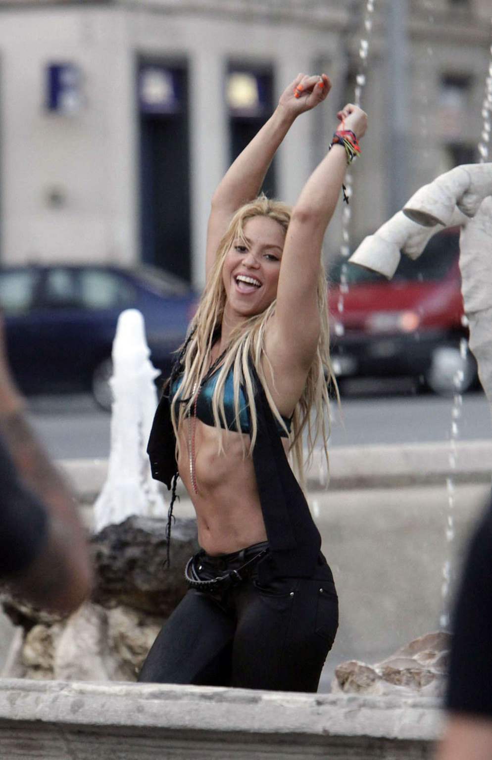 Shakiraは、彼女のクソセクシーなボディと素敵な腹筋を露出する
 #75336337