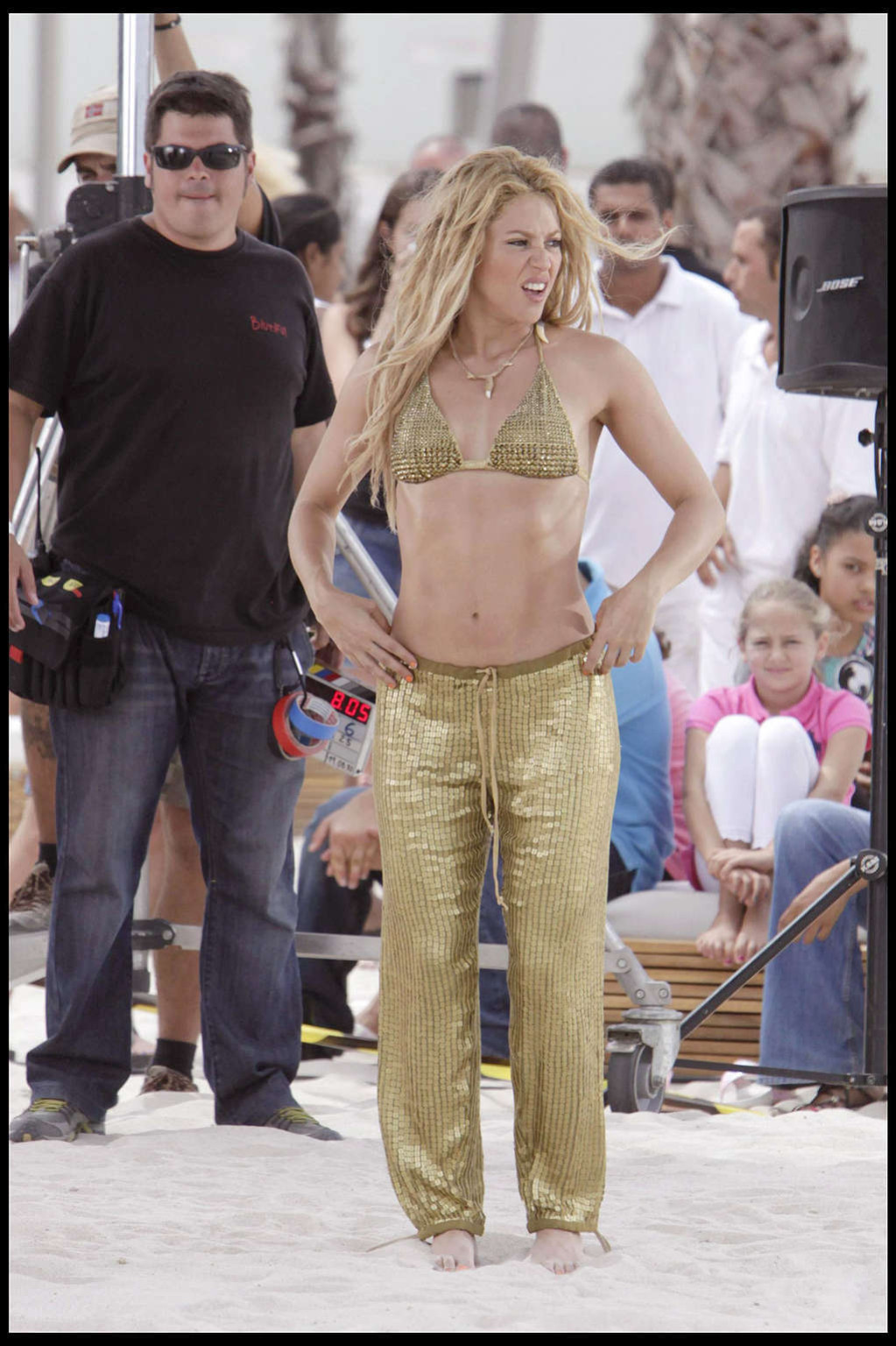 Shakiraは、彼女のクソセクシーなボディと素敵な腹筋を露出する
 #75336343