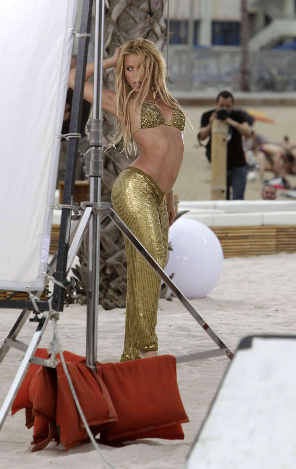 Shakiraは、彼女のクソセクシーなボディと素敵な腹筋を露出する
 #75336376