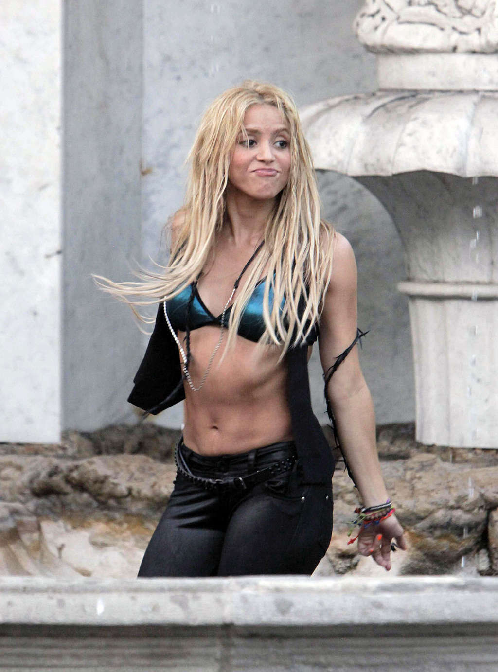 Shakiraは、彼女のクソセクシーなボディと素敵な腹筋を露出する
 #75336414