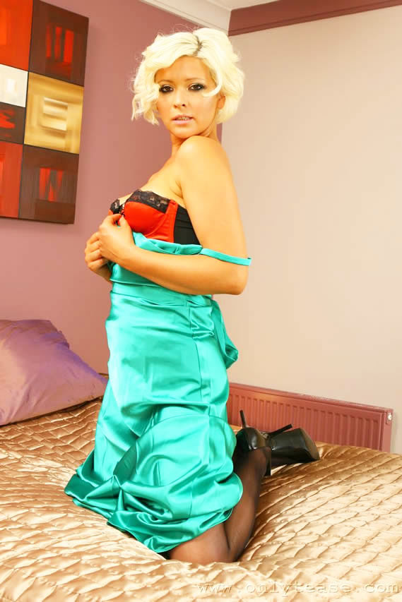 Heißes blondes Babe sieht heiß aus in schwarzen Spitzenstrümpfen
 #78319578