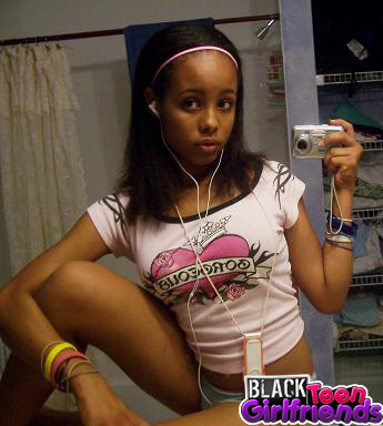 Jeunes noires sexy posant pour des photos
 #73385144