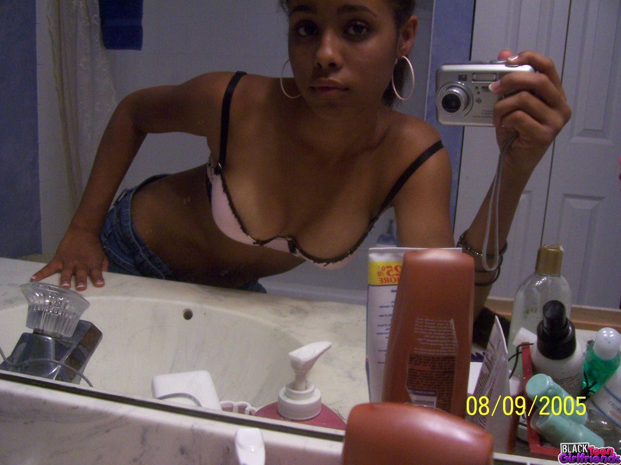 Sexy schwarze Teenie-Freundinnen posieren für Bilder
 #73385161