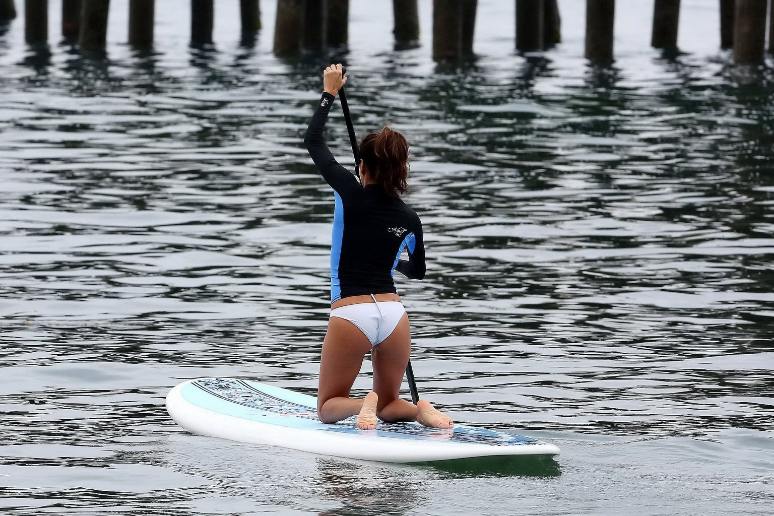 Eva longoria enjous paddleboarding usando fondo de bikini blanco en la playa en m
 #75257376