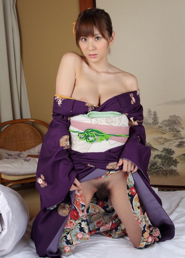 Große Titten Yuma Asami posiert im traditionellen japanischen Kleid
 #69804644