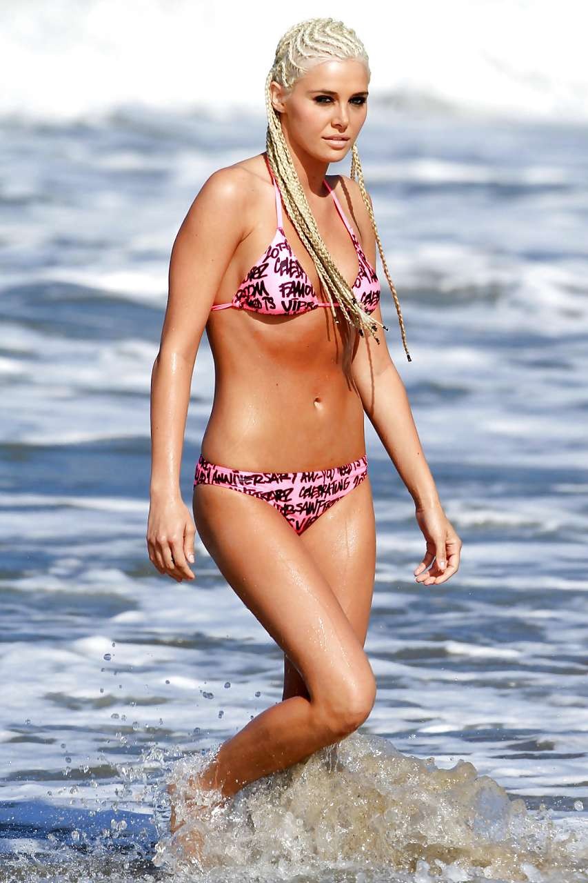 Karissa Shannon che mostra il suo grande corpo e il suo culo in bikini colorato sulla spiaggia
 #75301954