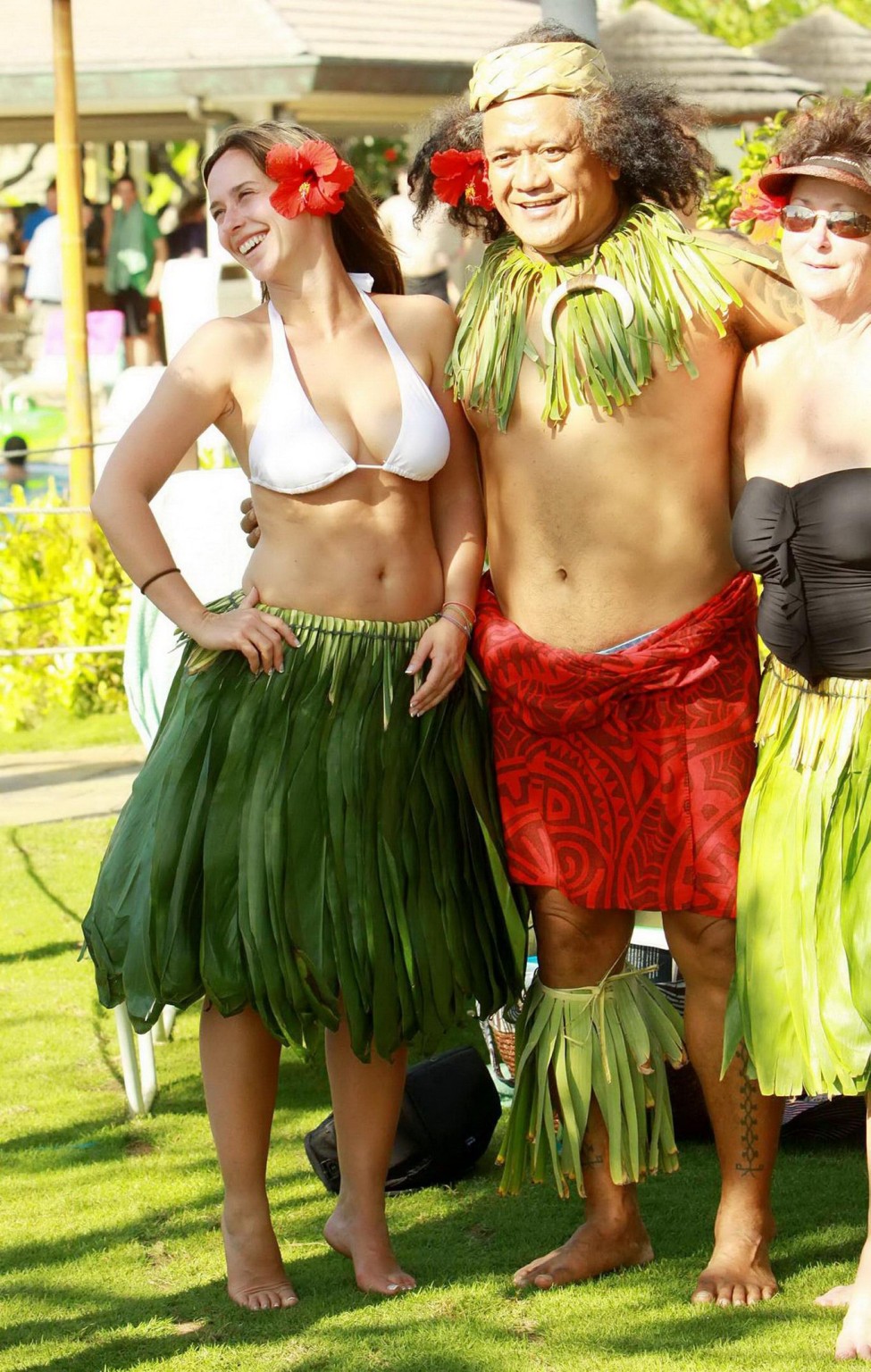 Jennifer Love Hewitt busty wearing white bikini top  hula skirt in Maui #75321910