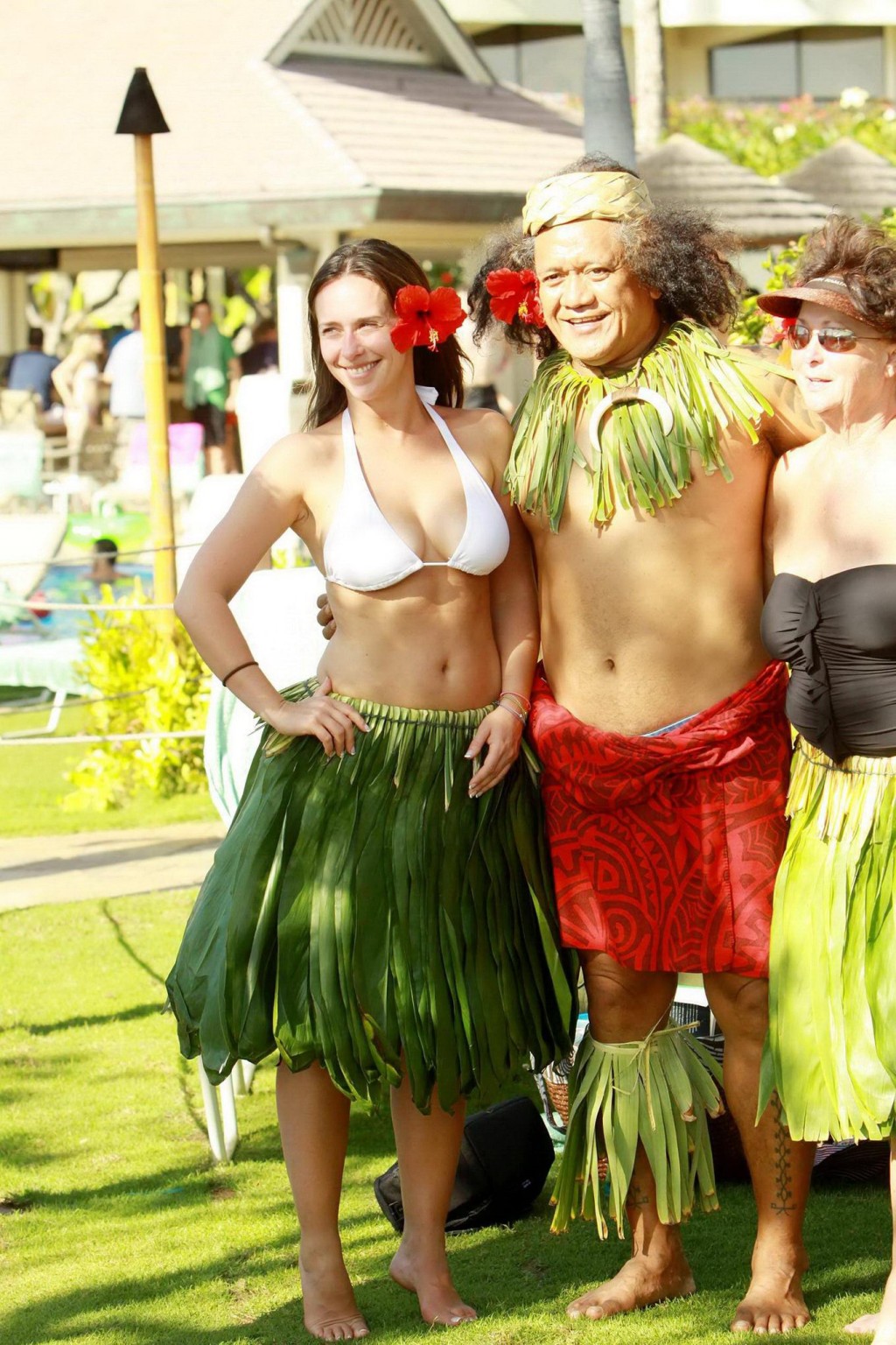 Jennifer Love Hewitt busty wearing white bikini top  hula skirt in Maui #75321912